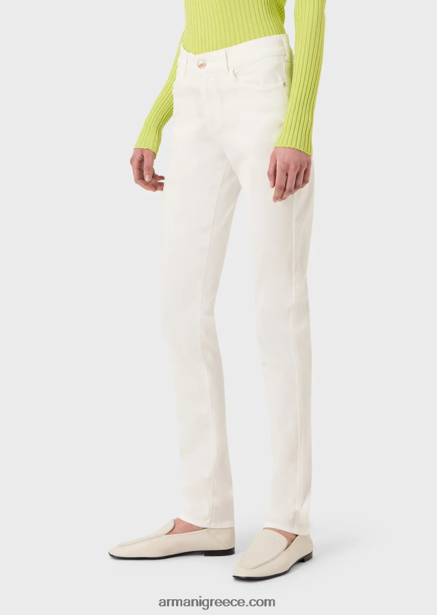 γυναίκες Armani j18 ψηλόμεσο κοκαλιάρικο παντελόνι σε τζιν άνεσης βαμμένο με ορυκτό ρούχο 4046R62757 άσπρο