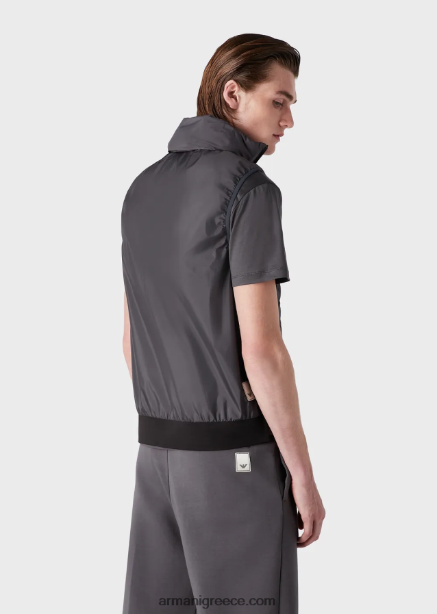 άνδρες Armani Απαραίτητα για ταξίδια αδιάβροχο καπιτονέ ανακυκλωμένο νάιλον αμάνικο μπουφάν με φερμουάρ 4046R61309 σκούρο γκρίζο