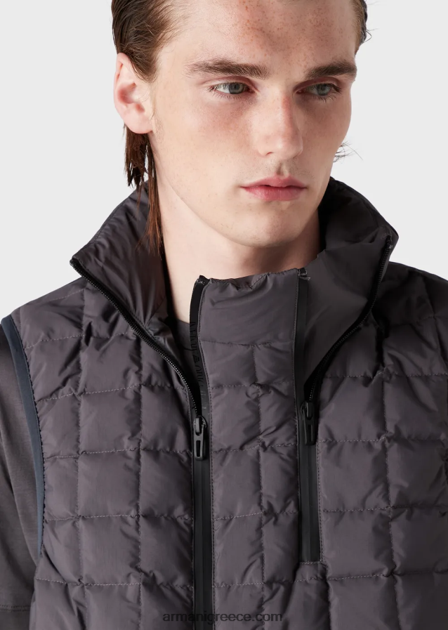 άνδρες Armani Απαραίτητα για ταξίδια αδιάβροχο καπιτονέ ανακυκλωμένο νάιλον αμάνικο μπουφάν με φερμουάρ 4046R61309 σκούρο γκρίζο