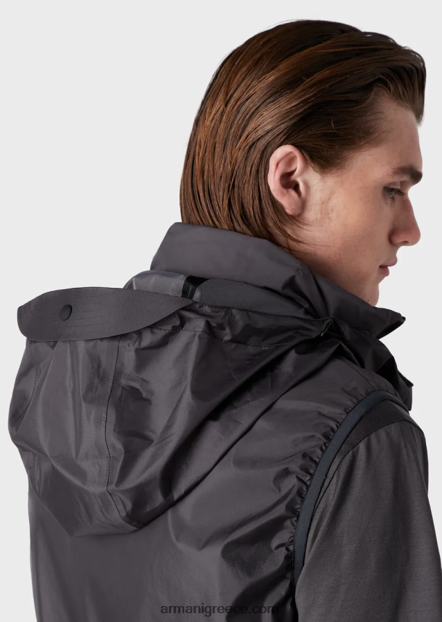 άνδρες Armani Απαραίτητα για ταξίδια αδιάβροχο καπιτονέ ανακυκλωμένο νάιλον αμάνικο μπουφάν με φερμουάρ 4046R61309 σκούρο γκρίζο