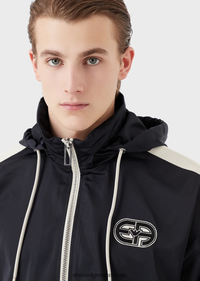 άνδρες Armani μπλούζον με φερμουάρ, με κουκούλα από ανακυκλωμένο νάιλον με ea patch και ρίγες 4046R61315 ναυτικό μπλε