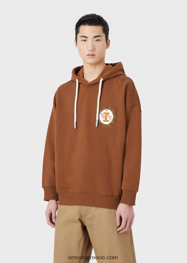 άνδρες Armani Φούτερ βιώσιμης συλλογής με κουκούλα με μπάλωμα από βιολογικό βαμβάκι από δέρμα ροδακινί 4046R61432 καμήλα