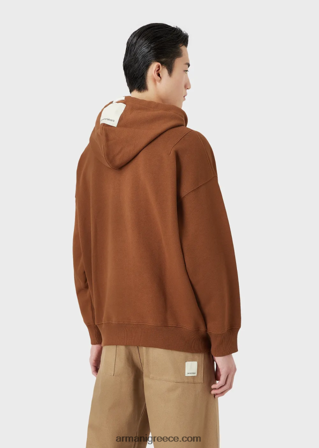 άνδρες Armani Φούτερ βιώσιμης συλλογής με κουκούλα με μπάλωμα από βιολογικό βαμβάκι από δέρμα ροδακινί 4046R61432 καμήλα