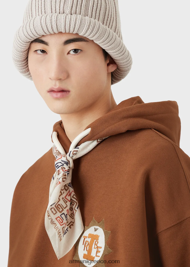 άνδρες Armani Φούτερ βιώσιμης συλλογής με κουκούλα με μπάλωμα από βιολογικό βαμβάκι από δέρμα ροδακινί 4046R61432 καμήλα