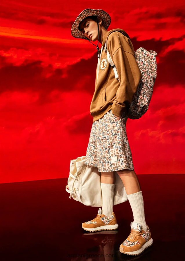 άνδρες Armani Φούτερ βιώσιμης συλλογής με κουκούλα με μπάλωμα από βιολογικό βαμβάκι από δέρμα ροδακινί 4046R61432 καμήλα