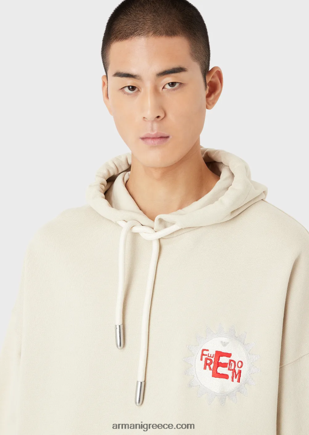 άνδρες Armani Φούτερ βιώσιμης συλλογής με κουκούλα με μπάλωμα από βιολογικό βαμβάκι από δέρμα ροδακινί 4046R61433 μπεζ