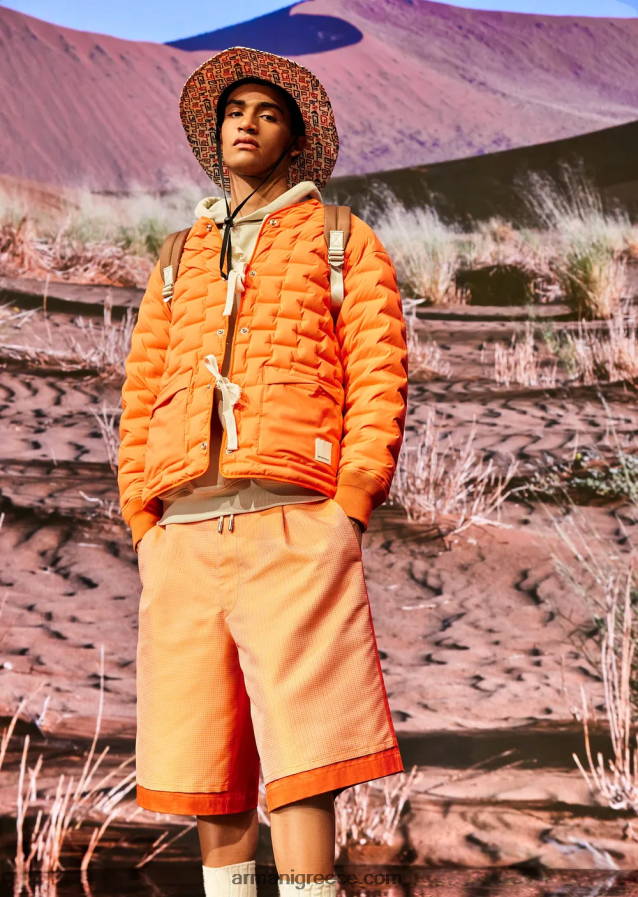 άνδρες Armani Φούτερ βιώσιμης συλλογής με κουκούλα με μπάλωμα από βιολογικό βαμβάκι από δέρμα ροδακινί 4046R61433 μπεζ