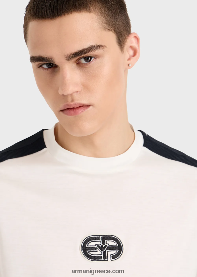 άνδρες Armani Μπλουζάκι ζέρσεϊ από μείγμα tencel με ea patch και ρίγες 4046R61686 γαλακτώδες λευκό