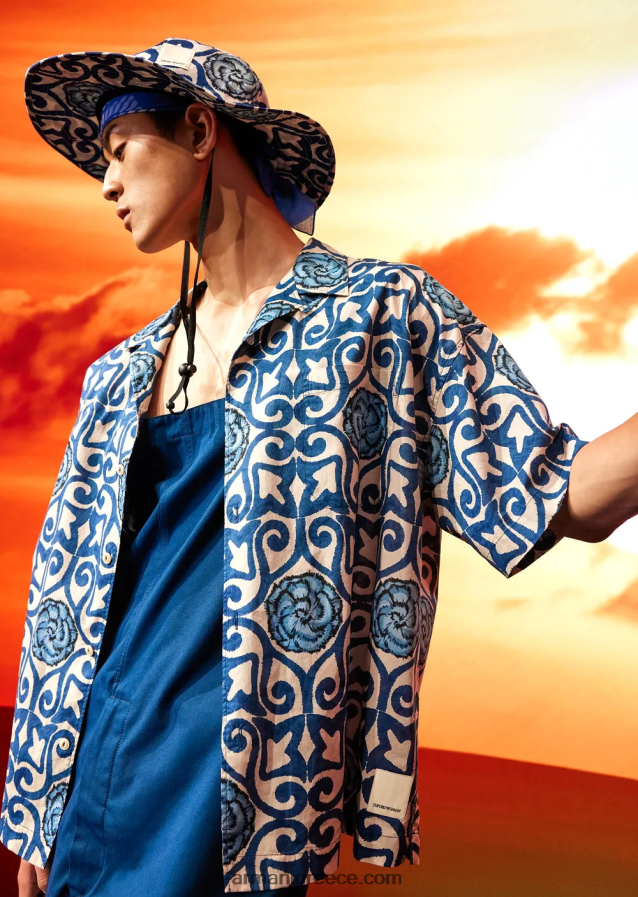 άνδρες Armani βιώσιμη συλλογή οργανικό-μουσελίνα κοντομάνικο πουκάμισο με στάμπα παντού 4046R61076 πρότυπο