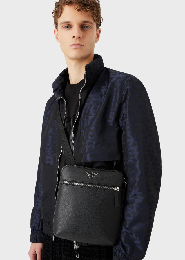 άνδρες Armani Τσάντα ώμου από αναγεννημένο δέρμα με πατέ αετού 4046R61974 μαύρος