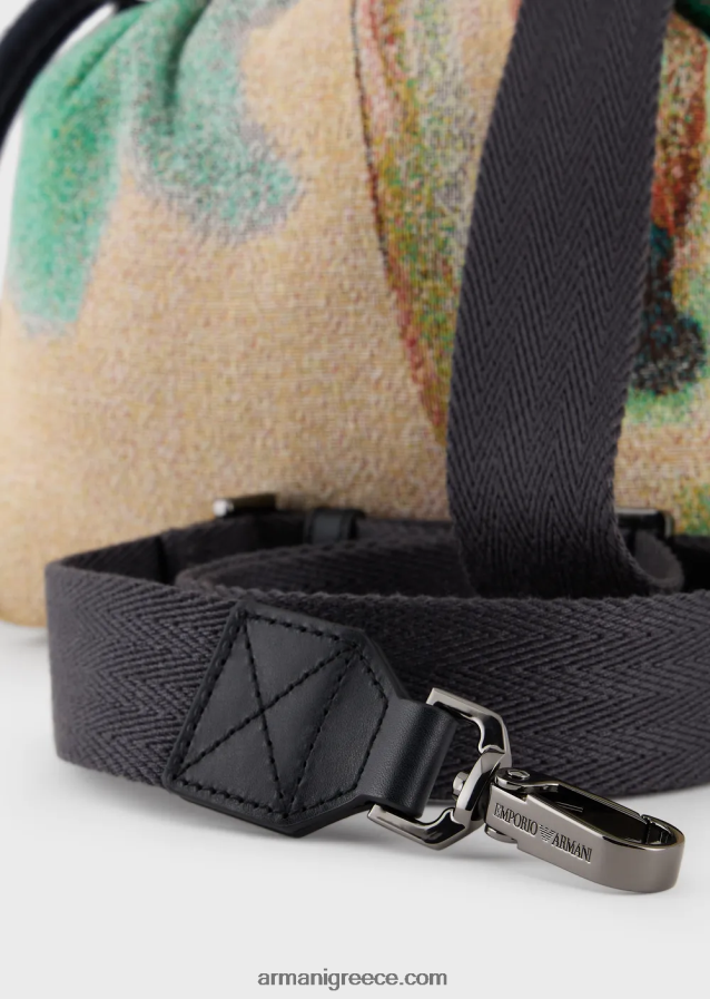 άνδρες Armani αναστρέψιμη νάιλον μίνι τσάντα χιαστί με στάμπα παλάμης 4046R61987