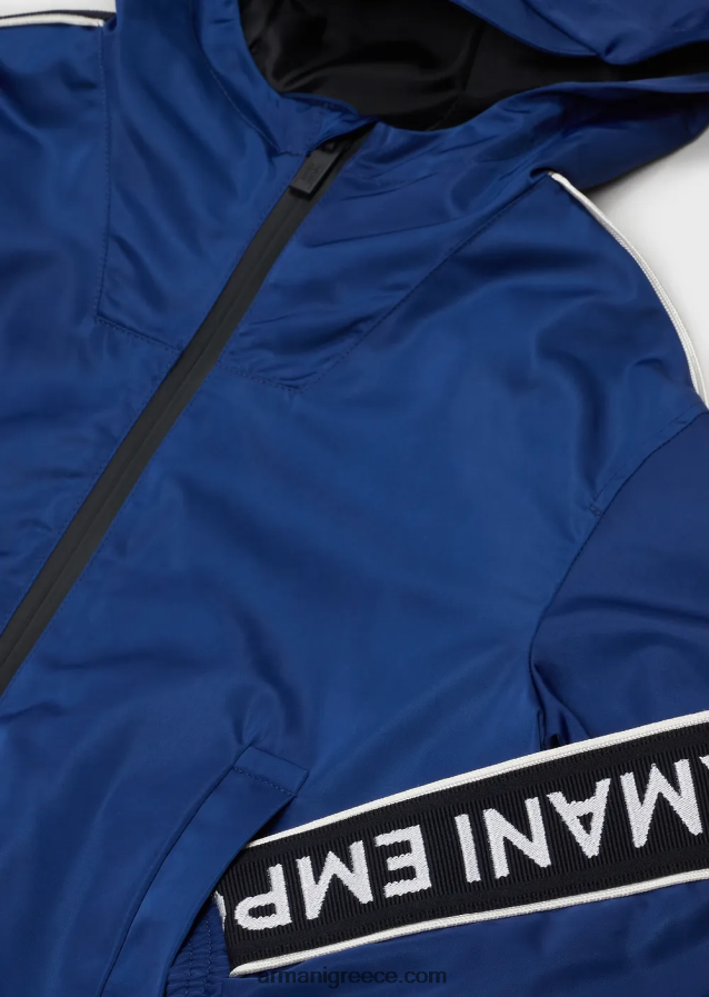 αγόρι Armani Μπλούζον από νάιλον ανακυκλωμένο, αδιάβροχο με κουκούλα και ταινία λογότυπου 4046R62460 μπλε ηλεκτρικ